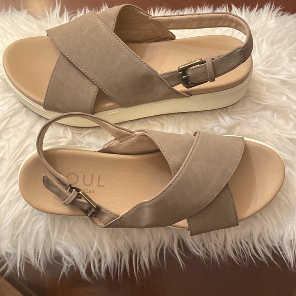 Tan-light brownish Naturalizer sandals. - Picture 2 of 7